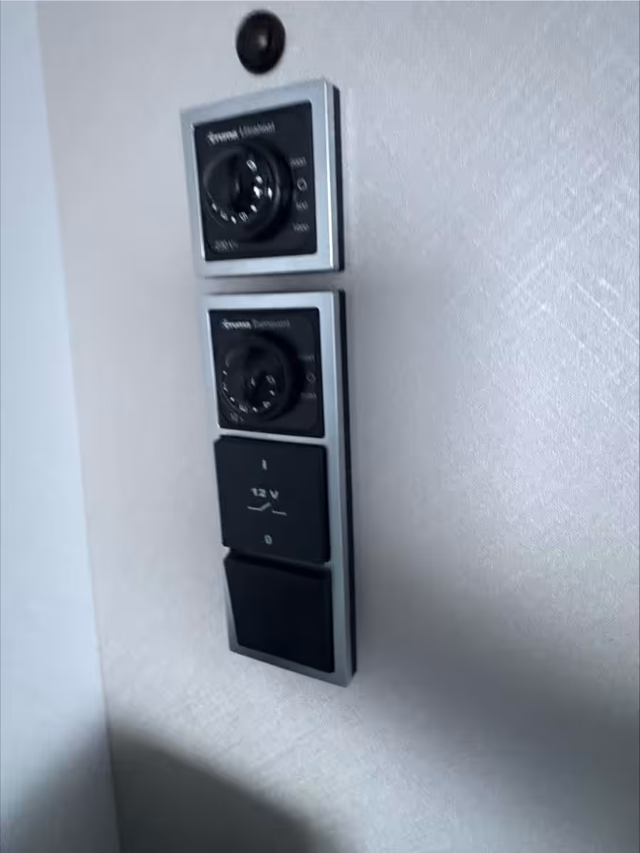 1612025 39238 4 