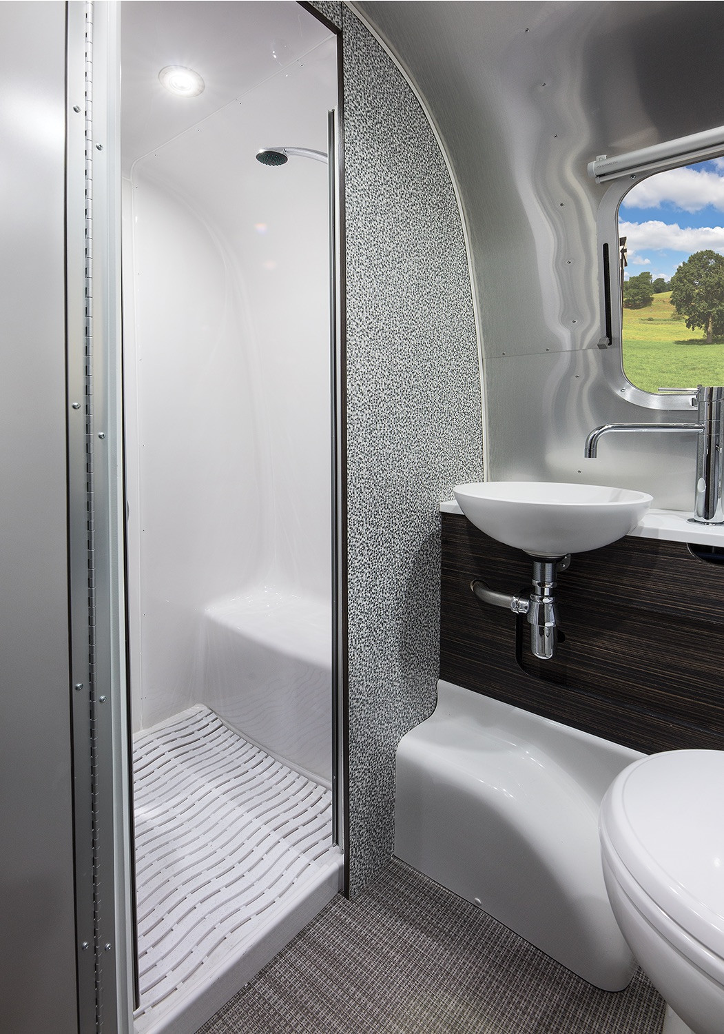 2021 Row 604 Interior Lavy Shower Webpng Copy