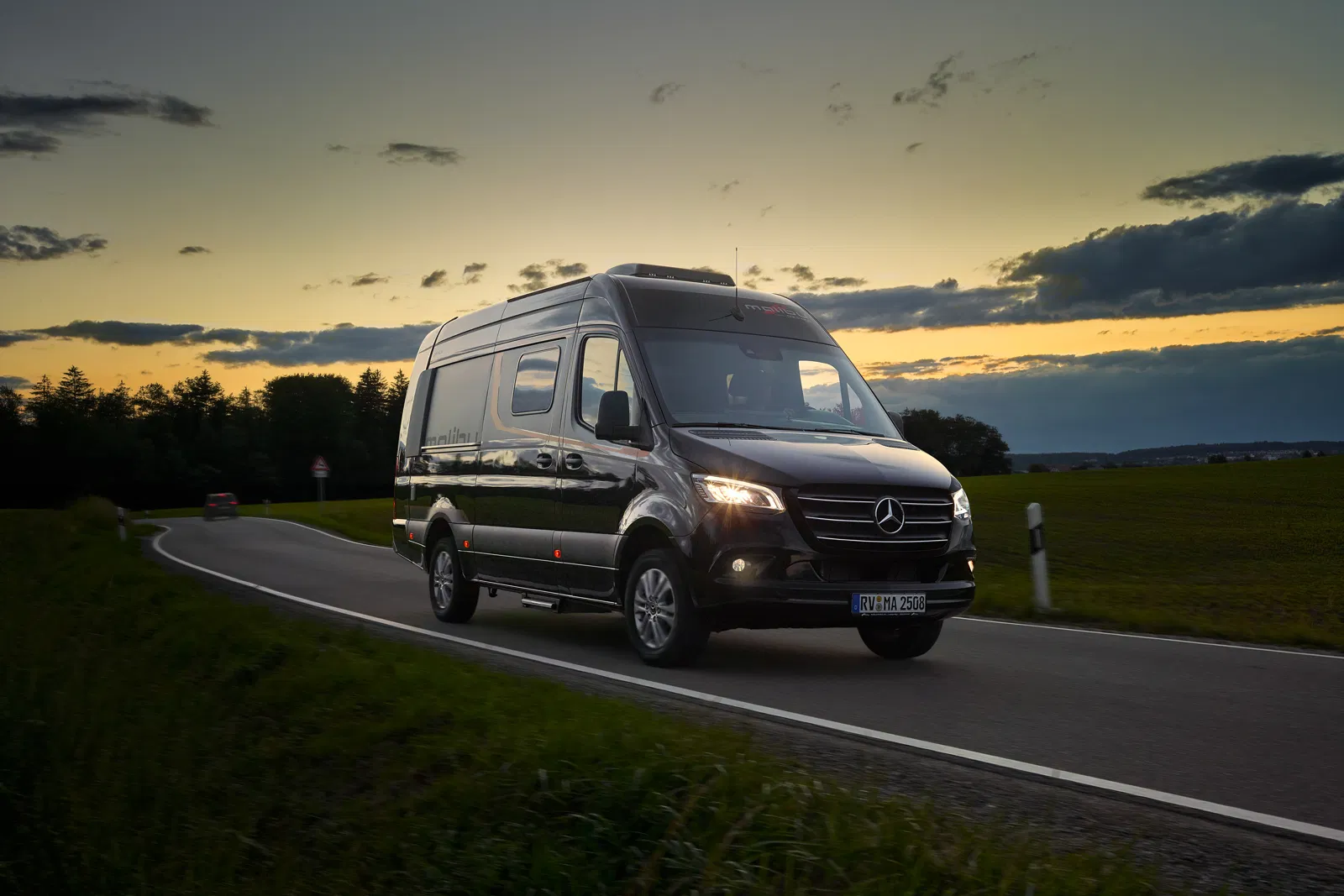 2025 Malibu Genius 641LE MB Obsidianschwarz Fahraufnahme Abend