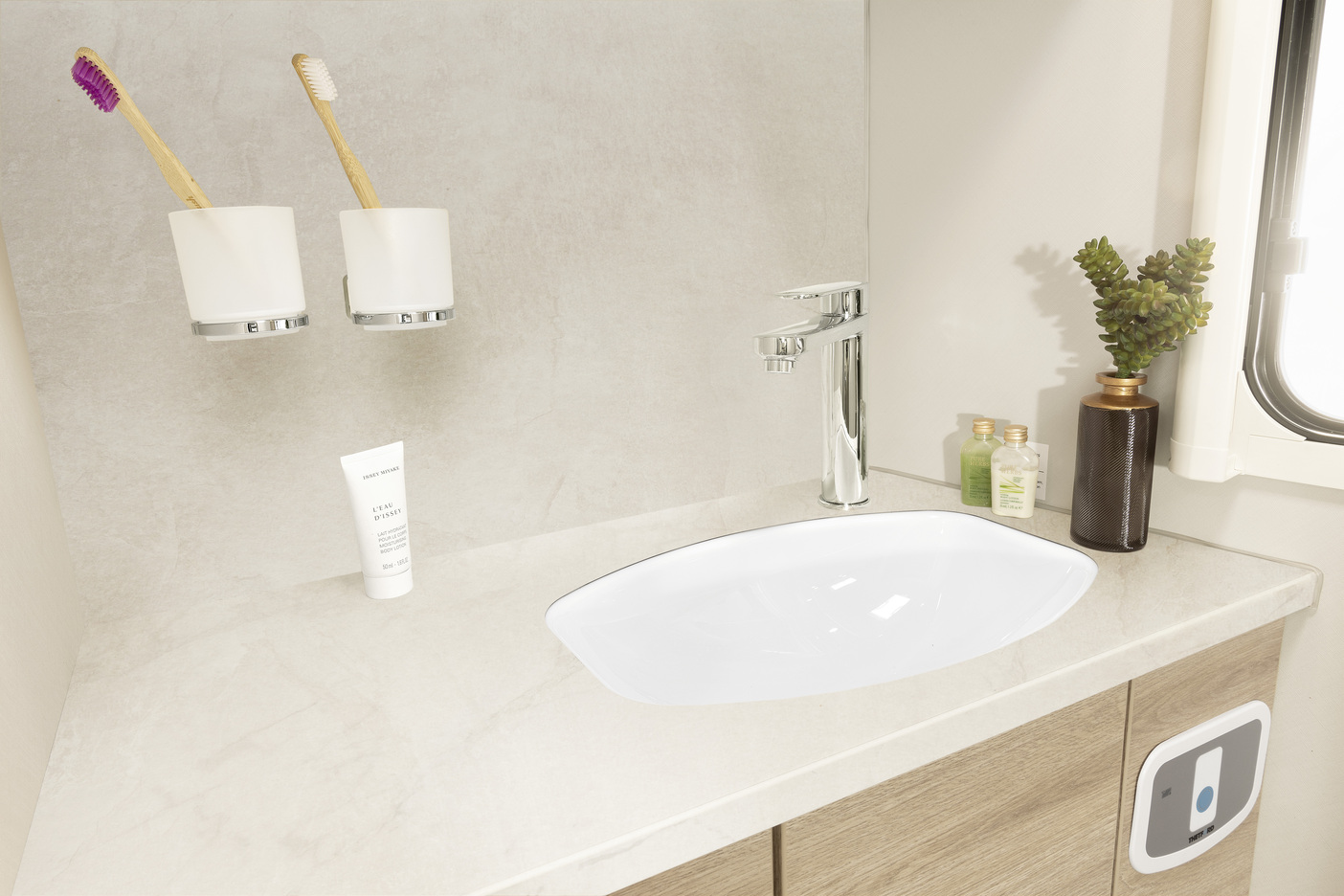 XLI7850 2EB Waschbecken AmberesOak 073024 RET