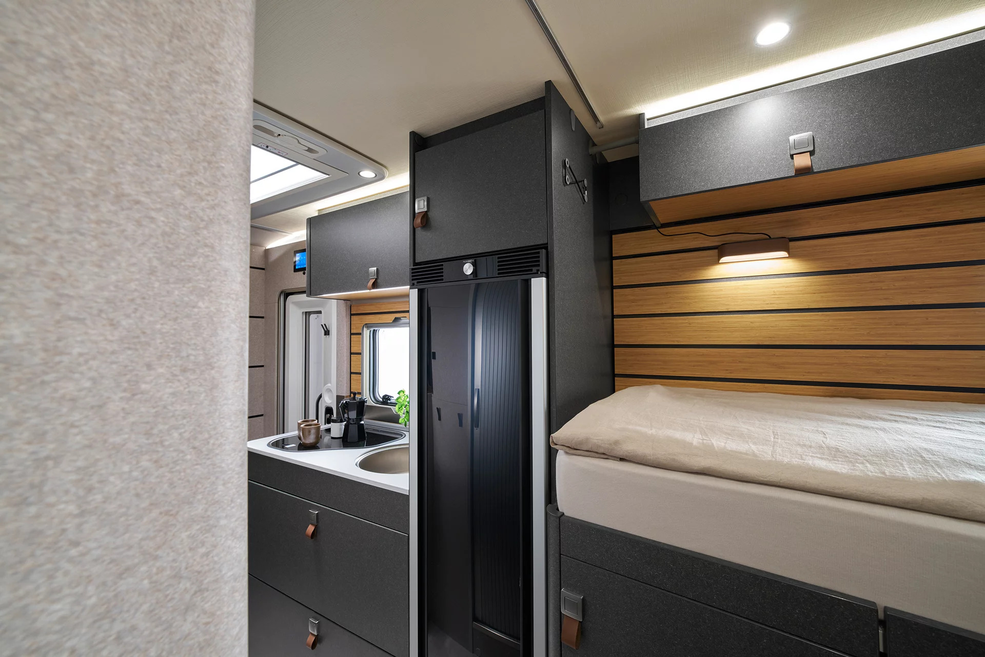 Hymer Mlt 570 Uebergang Kuehlschrank